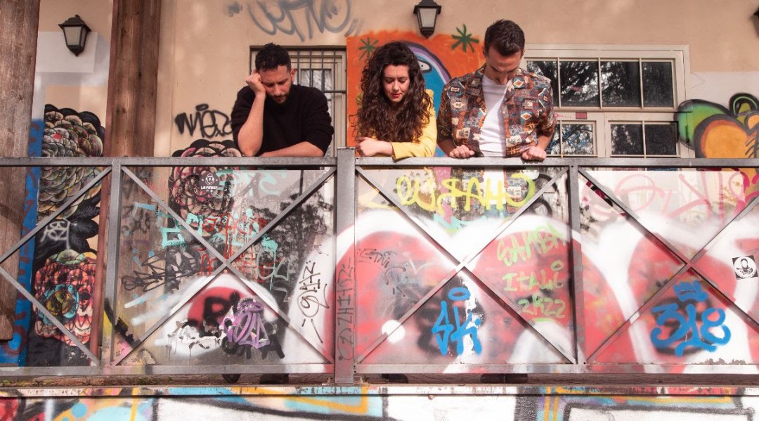 lontano da qui senza fare rumore