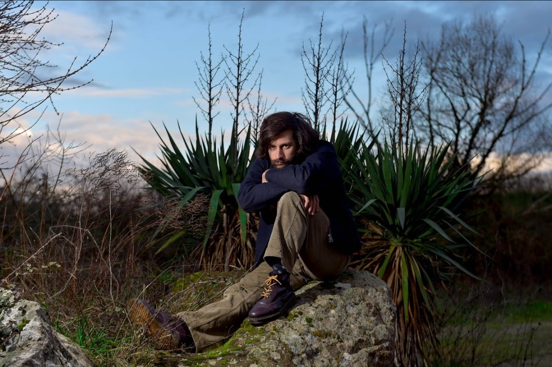 Luca Coi Baffi: è online il videoclip di "Post-irrisione"