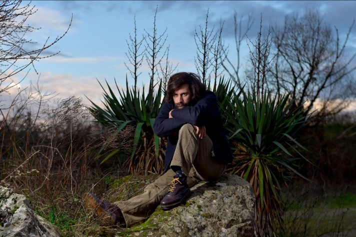 Luca Coi Baffi: è online il videoclip di "Post-irrisione"