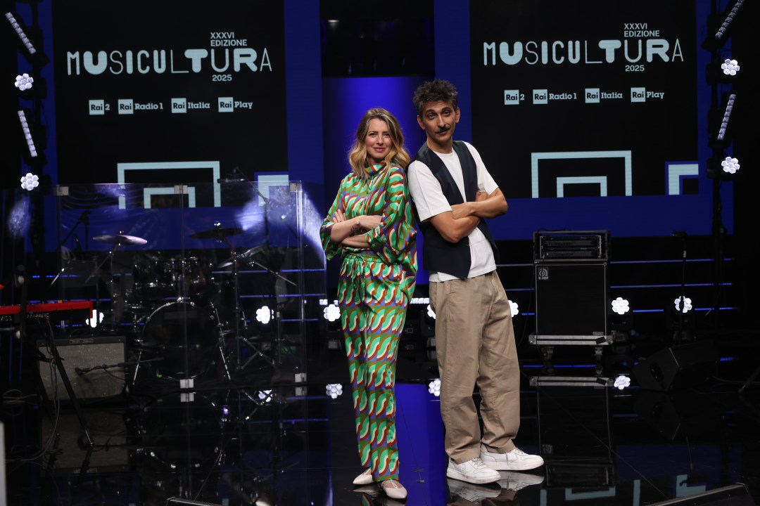 Immagine del Festival Musicultura 2025 a Macerata con il palco dello Sferisterio. In evidenza i vincitori del concorso e gli ospiti speciali come Riccardo Cocciante e Vinicio Capossela. L'evento celebra la canzone popolare e d'autore, con serate finali e premi in palio.