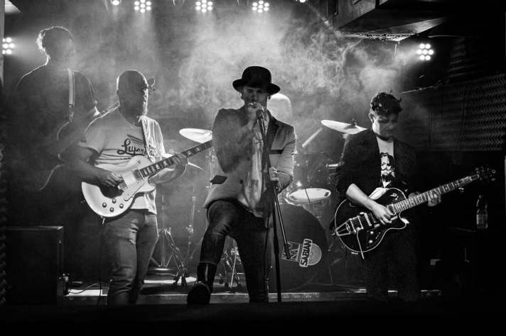 La prima serata di PlayGroove 2025 a Dossobuono, con cinque band emergenti in gara presso la Baita degli Alpini