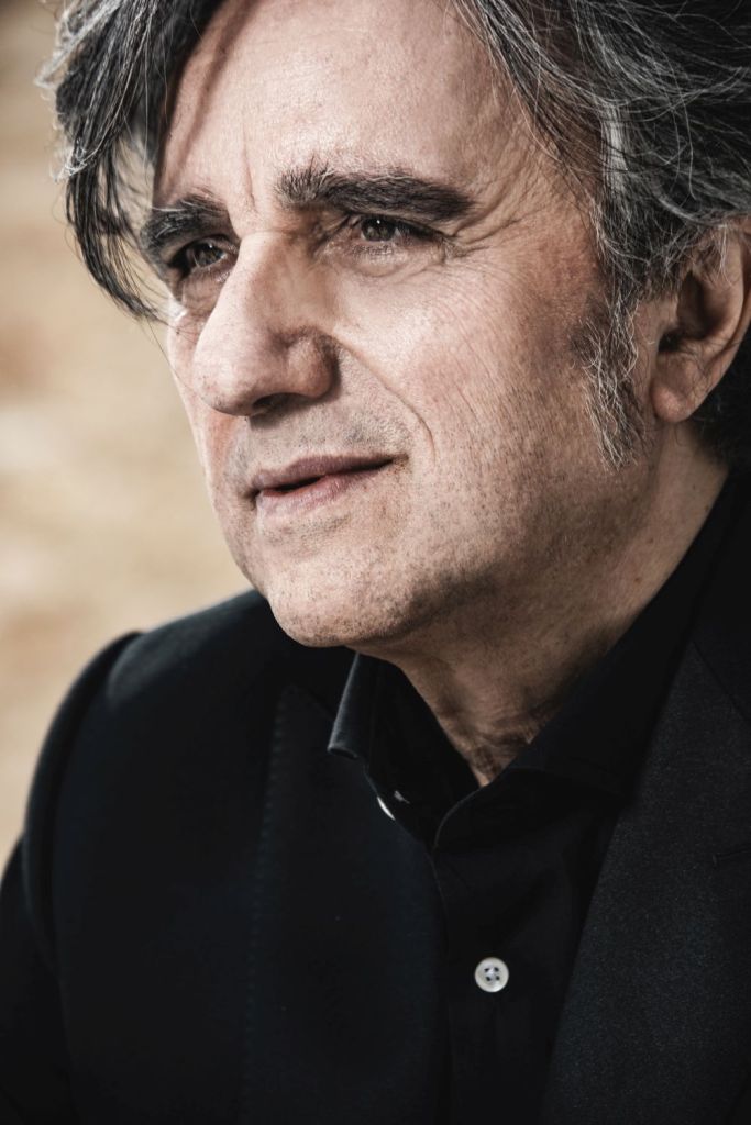 Foto di Gaetano Curreri per il concerto-evento "Io sono le mie canzoni" a Fasano (Brindisi), il 16 giugno 2025