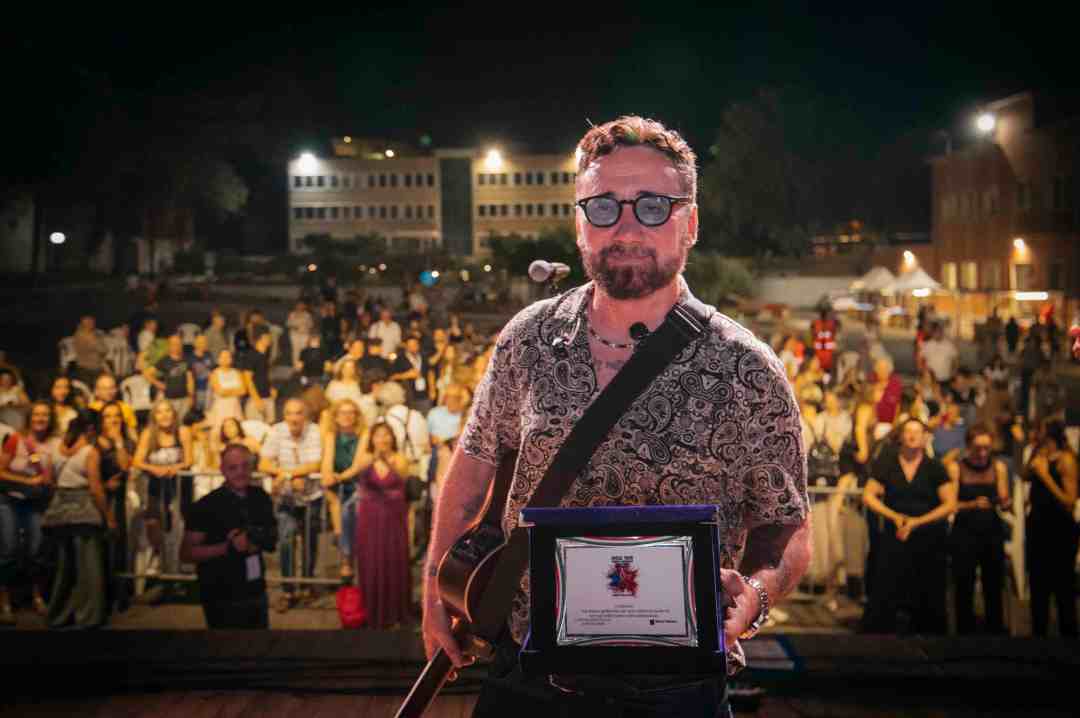 Federico Zampaglione al Social Tour 2025 durante una performance in Piazza Matteotti a Guidonia Montecelio