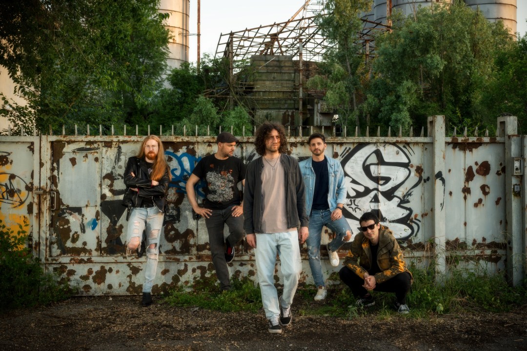 La band Altaluna con il loro nuovo singolo “Spirito Ribelle”, un grido di libertà e resistenza nel panorama del rock italiano.