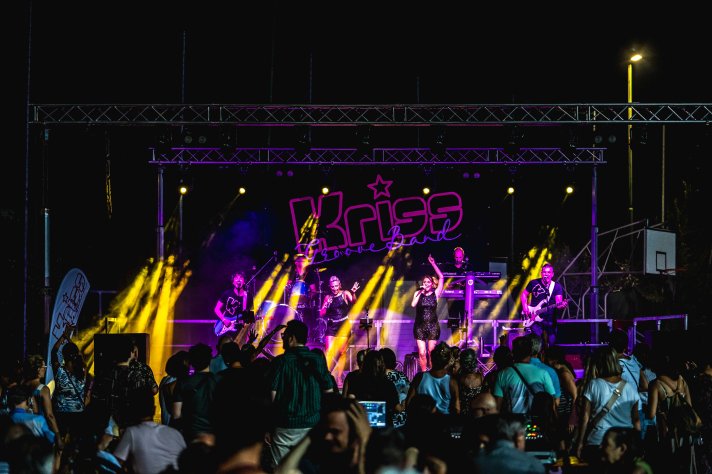 Palco concerto illuminato di notte con pubblico durante San Benedetto in Festa a Peschiera del Garda