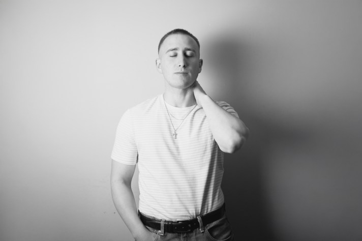 Dal 4 luglio è disponibile su tutte le piattaforme SPA o SPALLA, il nuovo singolo di Minimal, cantautore umbro che mescola pop punk, influenze anni 2000 e testi intimi. Scopri chi è Minimal e il suo percorso nella scena indie italiana.