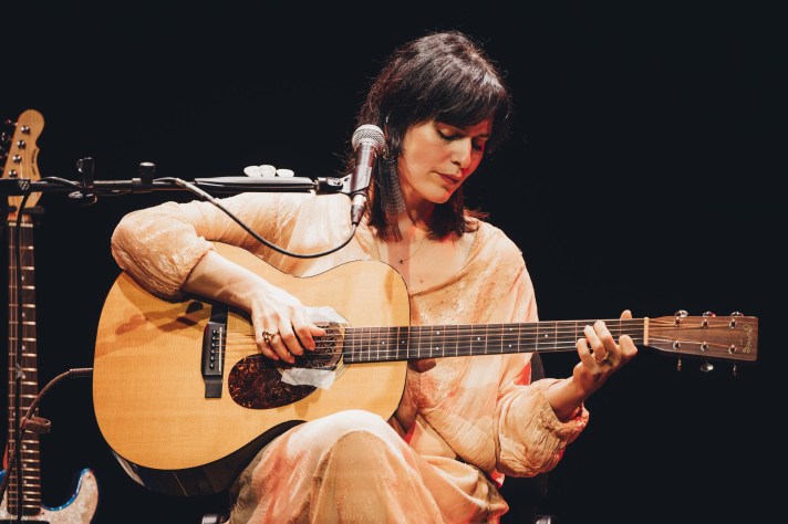 La cantautrice Erica Mou in concerto durante il tour di presentazione dell’album “Cerchi”.