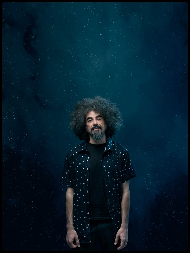 Caparezza in una nuova immagine promozionale per l'uscita del singolo Io sono il viaggio tratto dal disco-fumetto Orbit Orbit