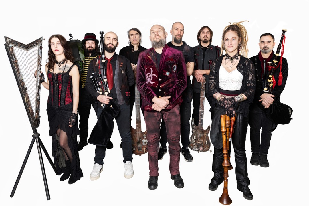 Cristiano Godano, Ruggero de i Timidi e Folkstone si esibiscono dal vivo alla Showtime Arena di Taste of Earth 2025 a Isola della Scala.