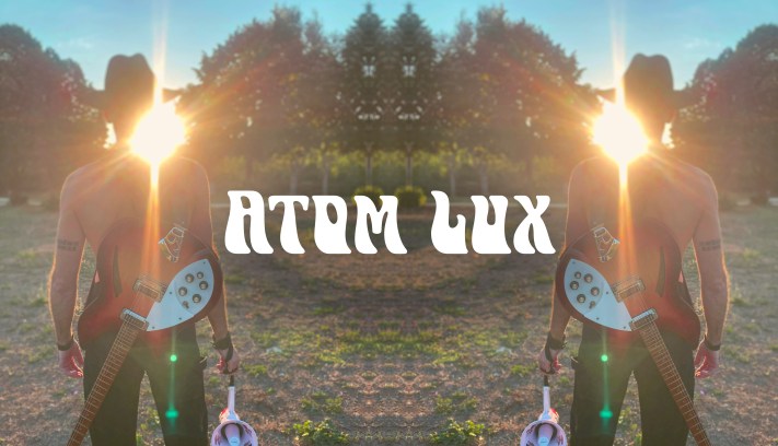 Atom Lux presenta il suo primo album “Voidgaze Dopamine Salad”, un viaggio psichedelico tra rock alternativo, garage e prog-pop.