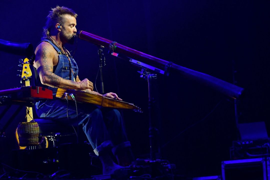 Xavier Rudd durante il concerto al Teatro Clerici di Brescia
