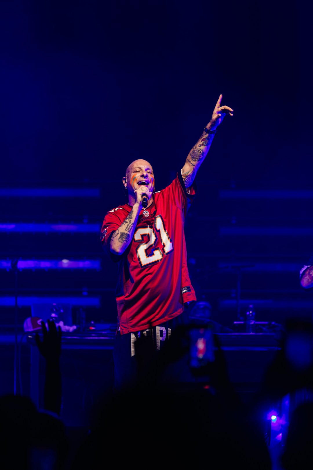 Clementino sul palco durante il concerto del Grande Anima Live Tour 2025 al Fabrique di Milano