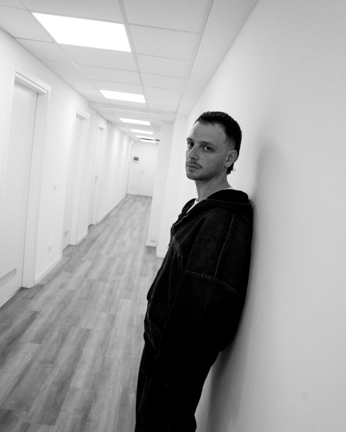 Ritratto di Anastasio, autore del brano Il Dolore Delle Macchine e dell’album Le Macchine Non Possono Pregare.