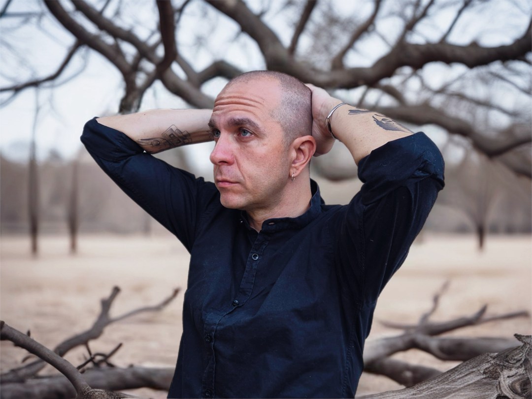 Ritratto di Tosello, autore del disco Nel disordine delle cose.