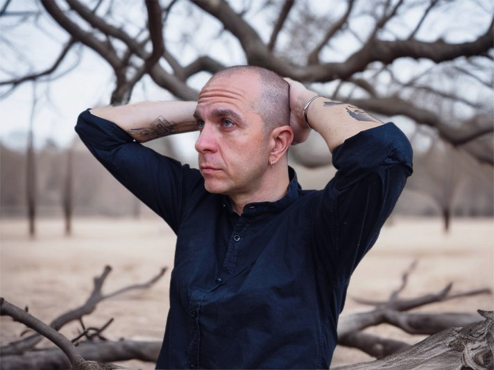 Ritratto di Tosello, autore del disco Nel disordine delle cose.