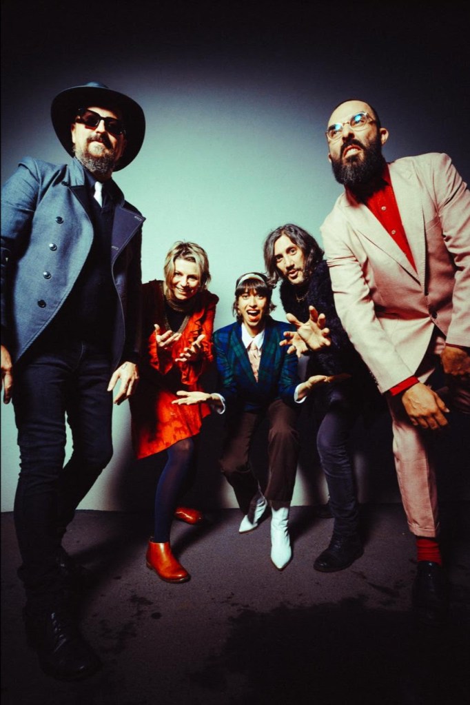 La band SI! BOOM! VOILÁ! presenta il singolo d’esordio “Pinocchio” in uscita il 14 novembre per Woodworm