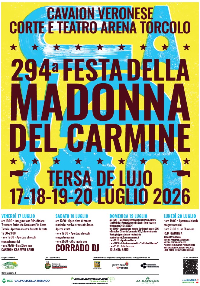 Locandina Arena Torcolo a Cavaion Veronese allestita per la Festa della Madonna del Carmine, con palcoscenico per i concerti e stand enogastronomici.