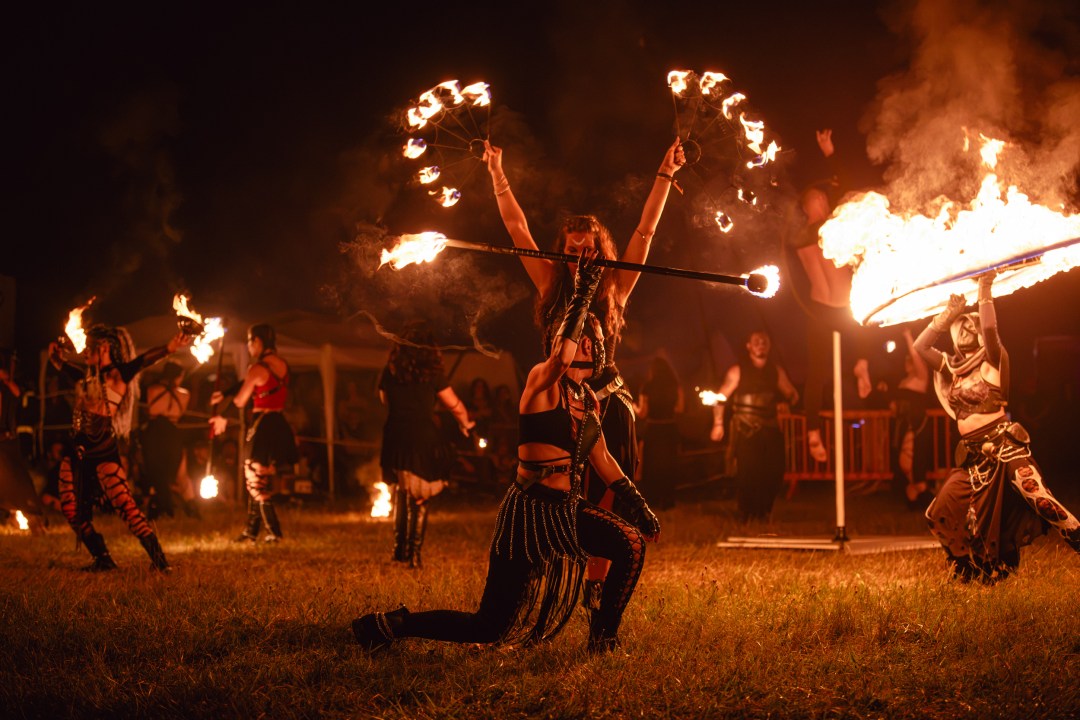 Spettacolo col fuoco durante la XXIII edizione del Montelago Celtic Festival 2026 sull'altopiano di Colfiorito.
