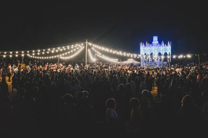 palco dello Sponz Fest a Calitri durante un concerto tra le querce.