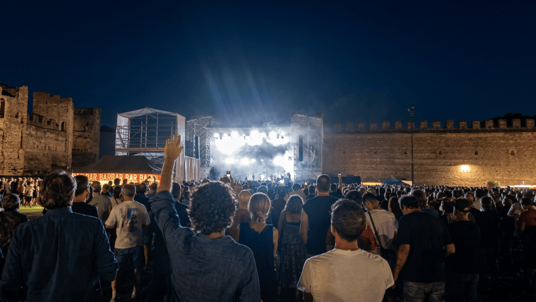 I C.S.I. sul palco del Castello Scaligero di Villafranca durante il concerto del tour In Viaggio 2026
